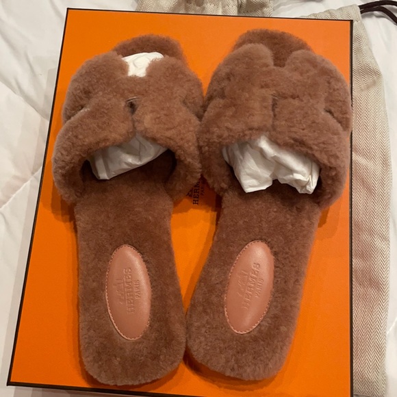 New never used! Hermès Shearling Rose Aube Oran Sandals. Size 37.5